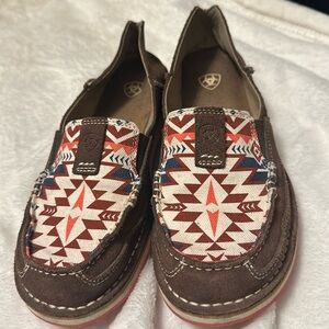 Used in good condition Ariat Aztec cruisers size 8